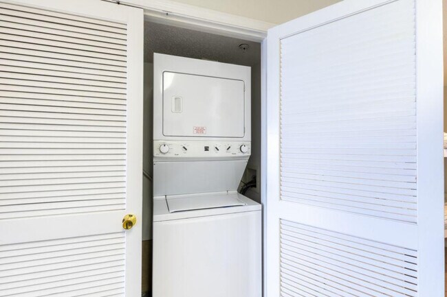 Building Photo - 561 E Beach Blvd