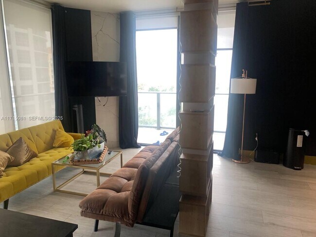 Building Photo - 121 NE 34th St