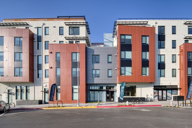 Building Photo - 2033 Blake St