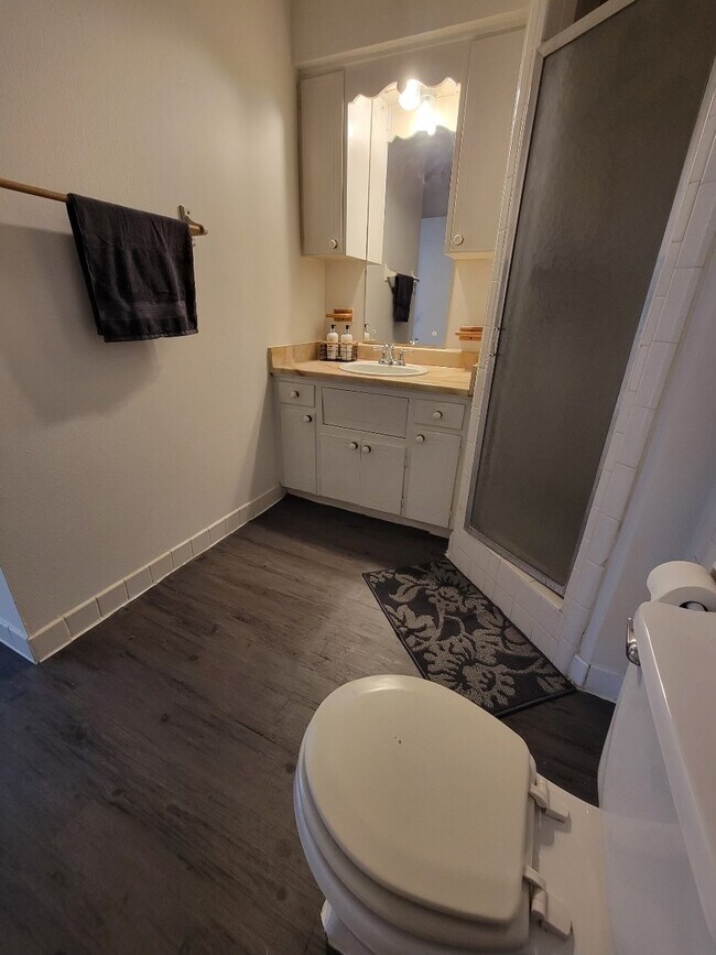 Building Photo - 8038 Broadway St