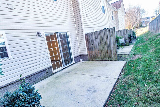 Building Photo - 614 N Center St