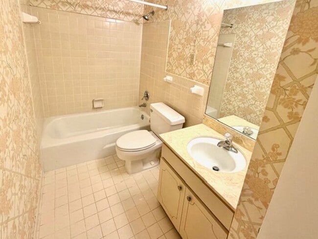 Building Photo - Now Leasing a 3-bedroom 2.5 bath Condo/Townhome