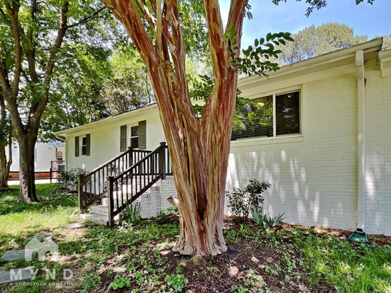 Building Photo - 145 Farm Rd