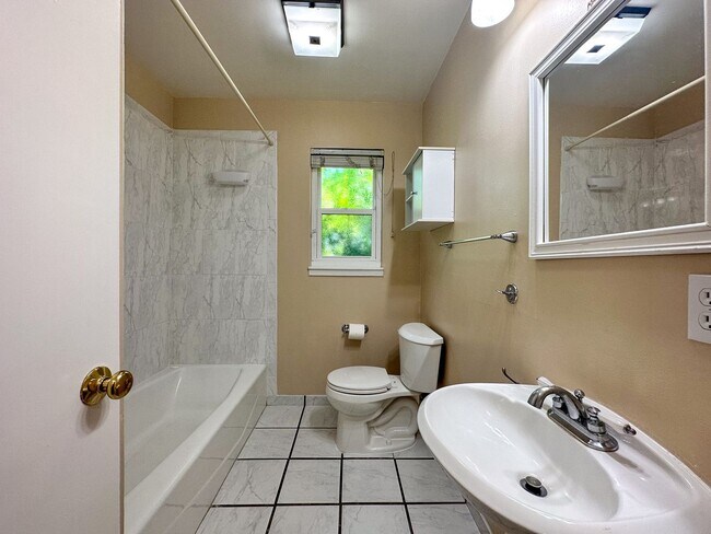 Building Photo - 1727 Coralee Dr