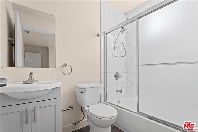 Building Photo - 707 W 80th St