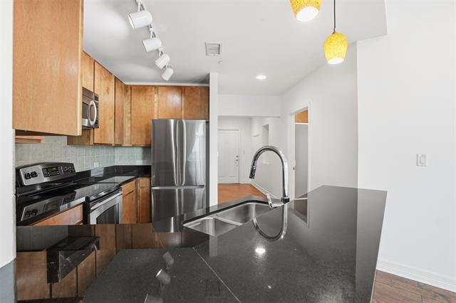 Building Photo - 500 Throckmorton St