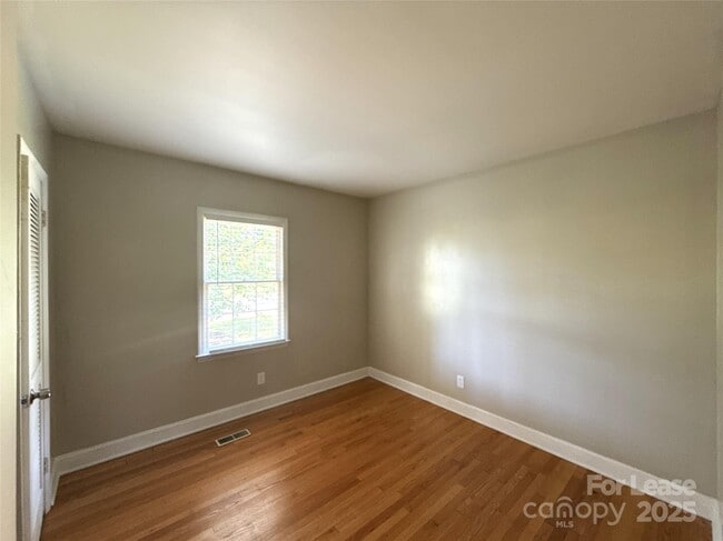 Building Photo - 1127 Queensgate St