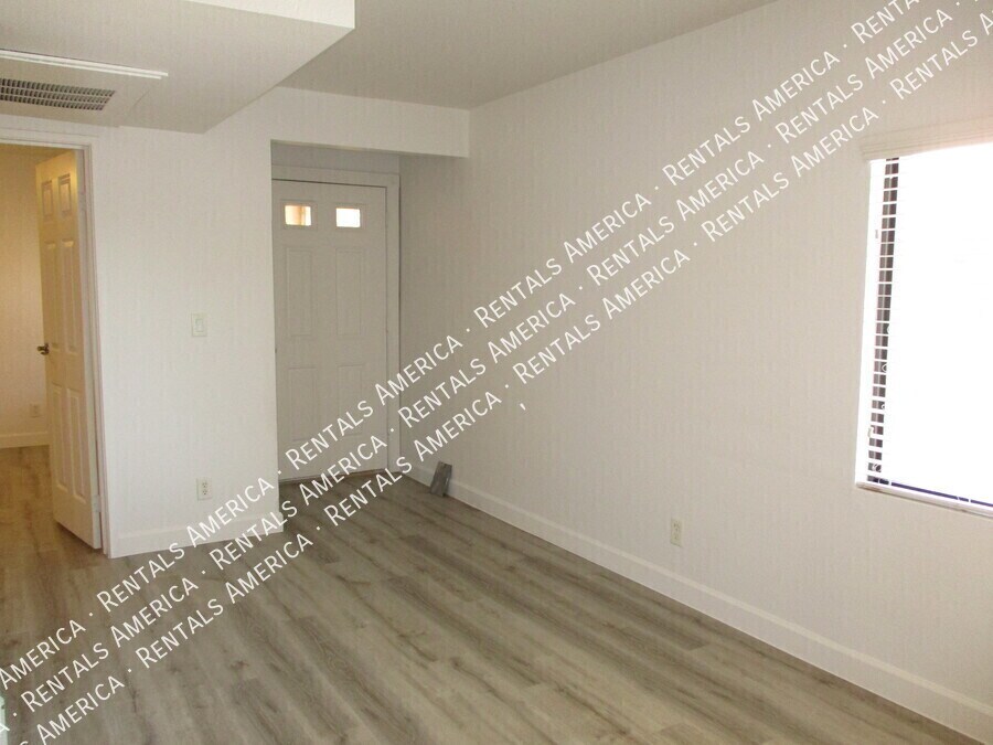 Building Photo - 330 S Beck Ave