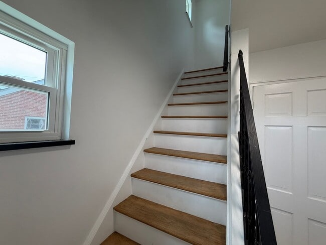 Building Photo - 419 Elm St