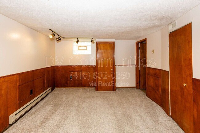Building Photo - 1584 Maple Rd