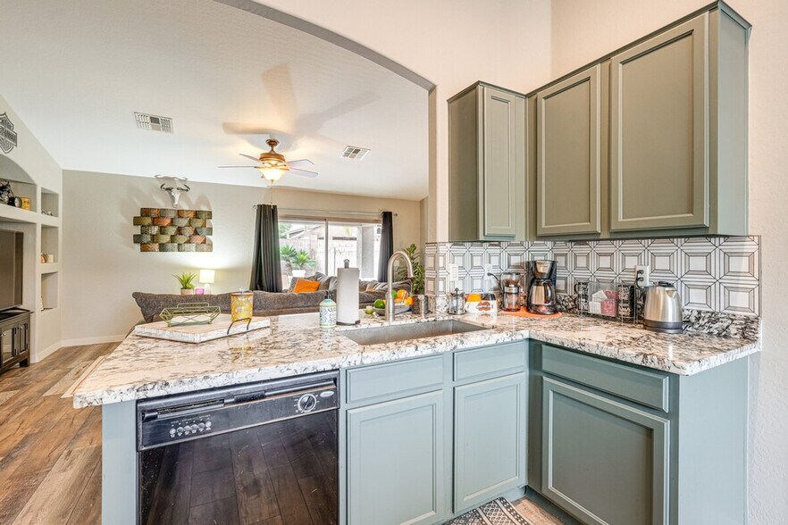 Building Photo - 2125 W Goldmine Mountain Dr