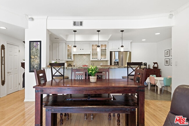 Building Photo - 4401 Moorpark Way