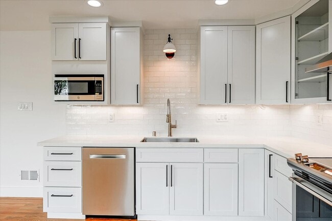 Building Photo - Light Filled Newly Remodeled Home w/ Fanta...