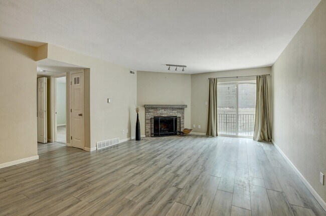 Building Photo - $1,750- 2 Bed 2 Bath Condo in Lakewood wit...