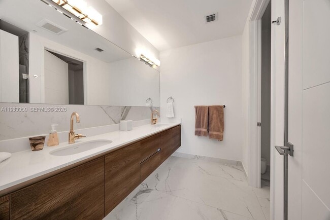 Building Photo - 301 Altara Ave