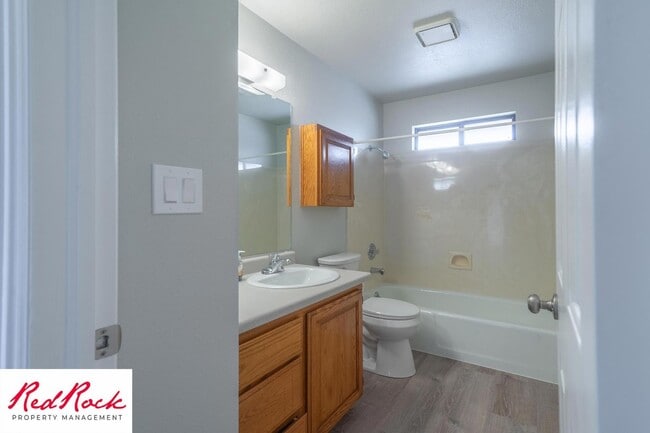 Building Photo - Remodeled 2 Bedroom Townhome. Pet Friendly!