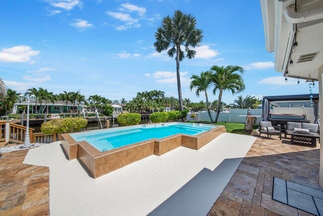 Building Photo - 220 SE 2nd Ave