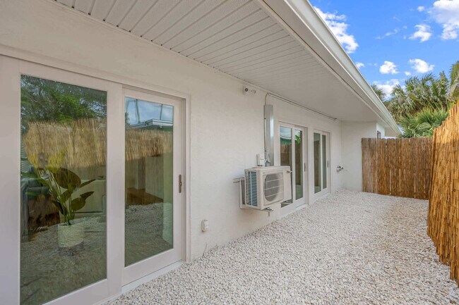Building Photo - 637 S Orlando Ave