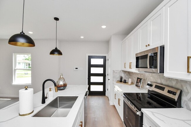 Building Photo - 7926 Gladstone St