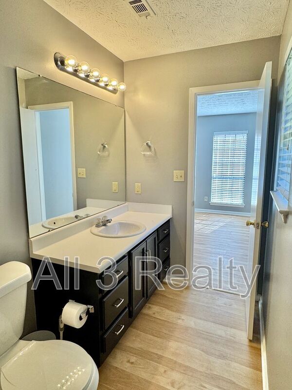 Building Photo - 728 E Gardendale Dr