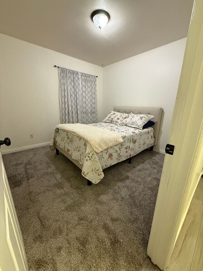 Building Photo - 3 bedroom townhome for rent in Paradise Hills $2,995