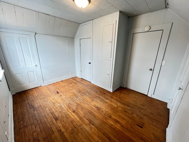 Building Photo - AVAILABLE JUNE - 4 Bed 1 Bath House in the...