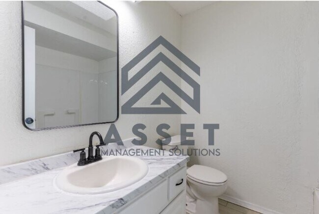 Building Photo - 5 Bedroom House Available Now