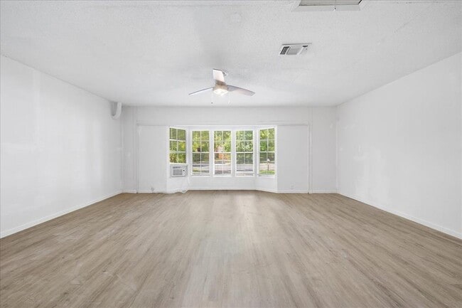 Building Photo - 7505 Shadywood Dr