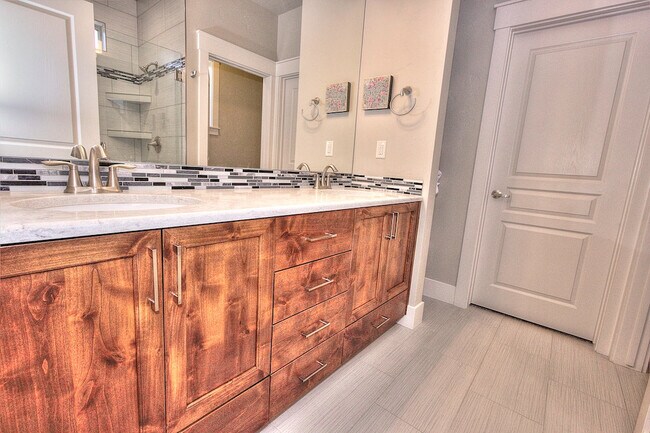 Building Photo - Beautiful Custom Home in Great Location