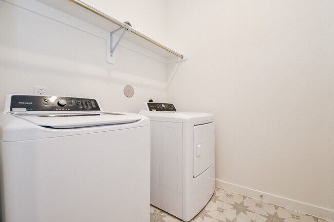 Building Photo - 6562 Scarlet Pond Ln