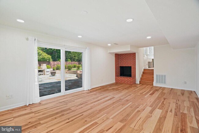 Building Photo - 6607 Lone Oak Dr