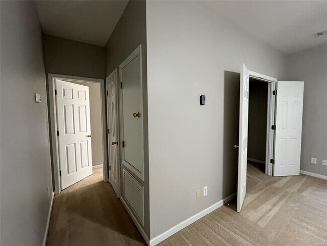 Building Photo - 704 Emerald Dr