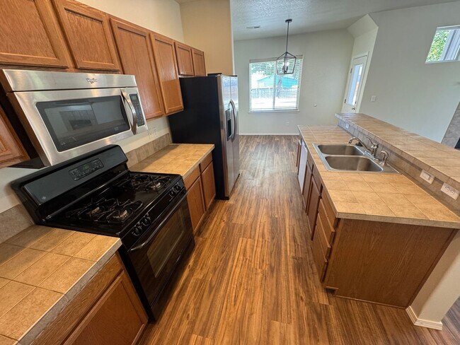 Building Photo - (GAR) 3 Bed/ 3 Bath