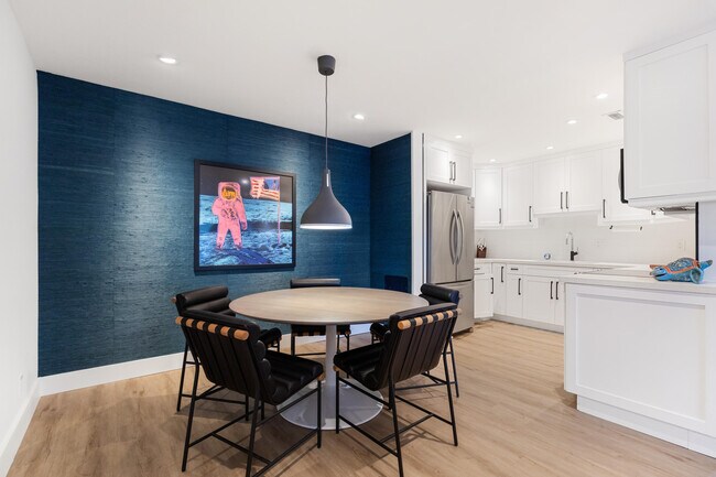 Building Photo - 6515 Bay Club Dr