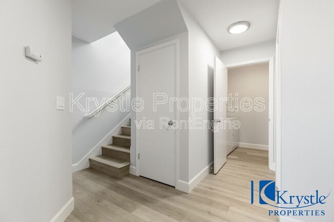 Building Photo - 20 Knoll Dr