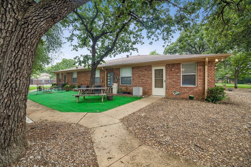Building Photo - 1604 N Hills Blvd