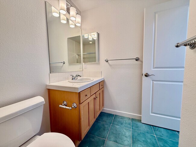 Building Photo - Beautiful 3BD/3.5BA Rowhome in Bankers Hil...