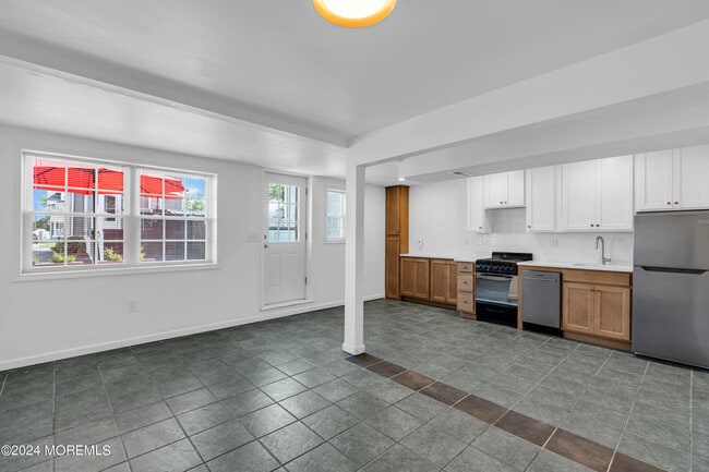 Building Photo - 509 8th Ave