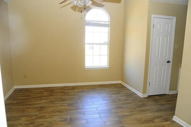 Building Photo - 6899 Lagrange Cir S
