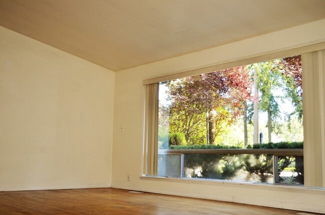 Building Photo - New Kitchen!! Beautiful family home w/extr...