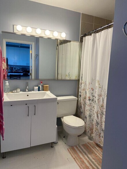 Building Photo - 5455 N Sheridan Rd