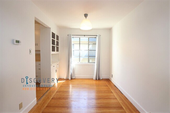 Building Photo - Charming Adams Point One Bedroom Condominium