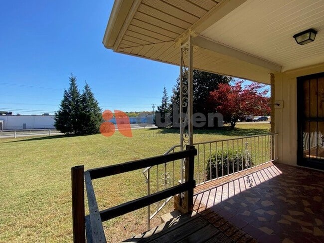 Building Photo - 3 Bedroom 2 Bathroom with Spacious Lot! $3...