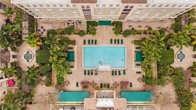 Building Photo - 520 SE 5 Ave