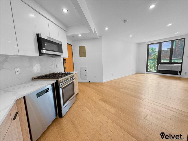 Building Photo - 116-17 Grosvenor Ln