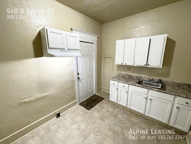 Building Photo - Large Near East 3BR/2BA House!