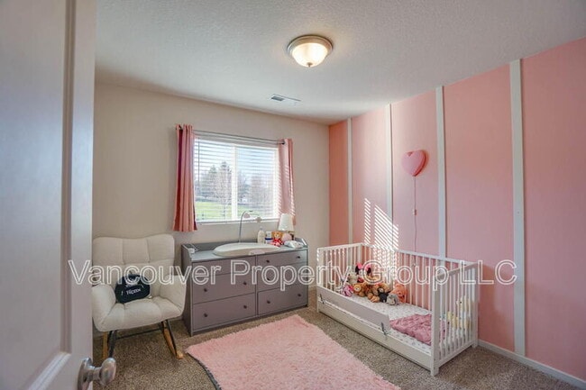 Building Photo - 2001 NE 4 Seasons Ln