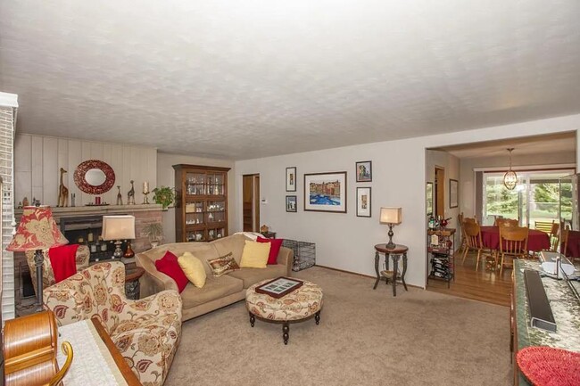 Building Photo - 1020 Meadowbrook Dr