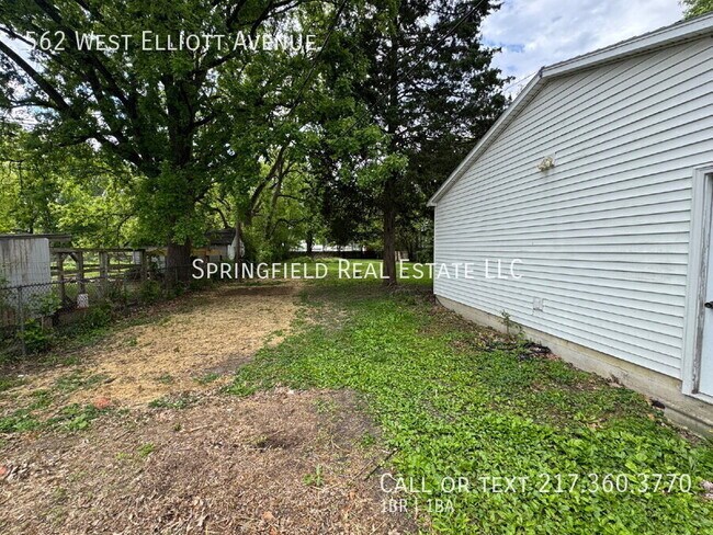 Building Photo - 562 W Elliott Ave