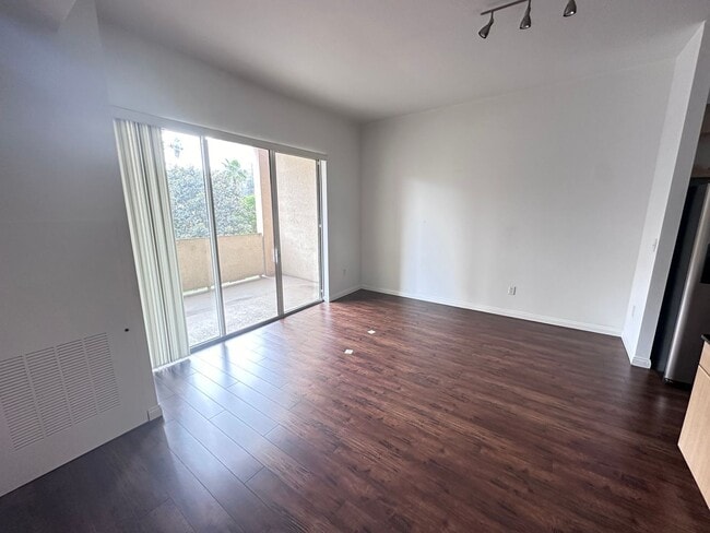 Building Photo - Modern Downtown Long Beach Condo with Ocea...